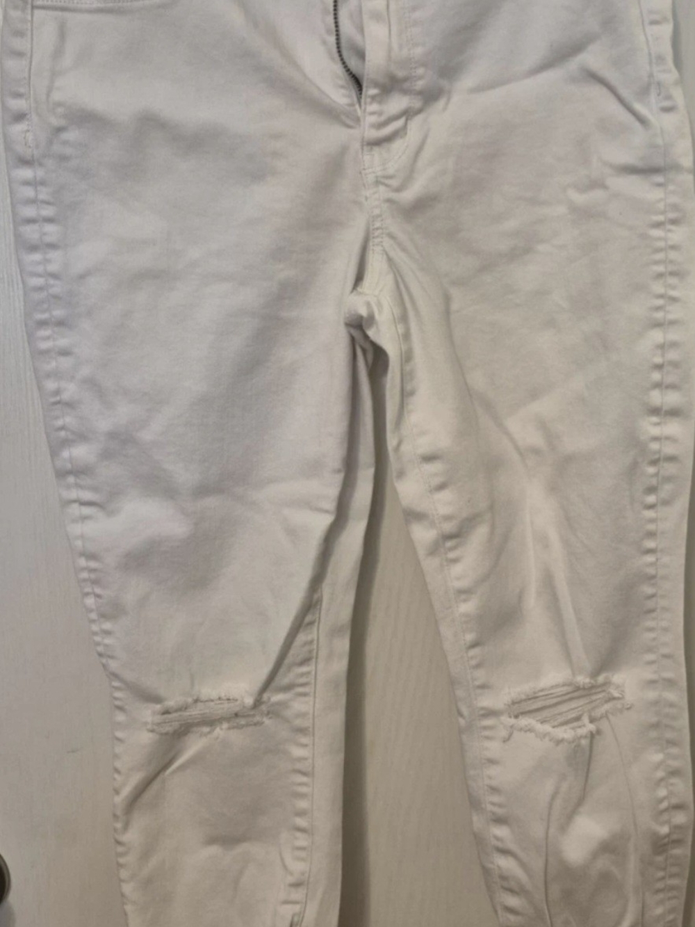 American Eagle Women's White Distressed Skinny Jeans